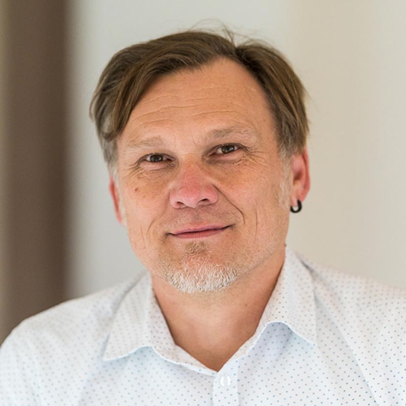 Stephan Reiter, Ernst-Nägelsbach-Haus: Ein Mann mit einem Kinnbart in einem weißen Hemd lächelt in die Kamera
