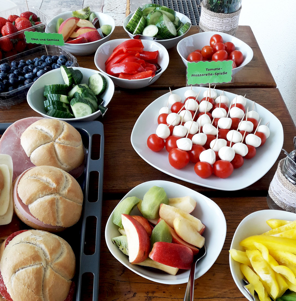 Familientag im Ernst-Naegelsbach-Haus: Verschiedene Speisen auf Tellern auf einem Tisch