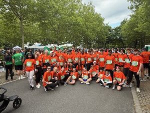 Das ENH beim Firmenlauf. Viele Sportler in roten Shirts
