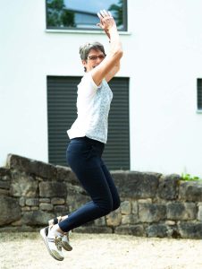 Eine Frau springt in die Luft