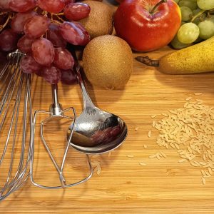 Küchenutensilien auf einem Tisch